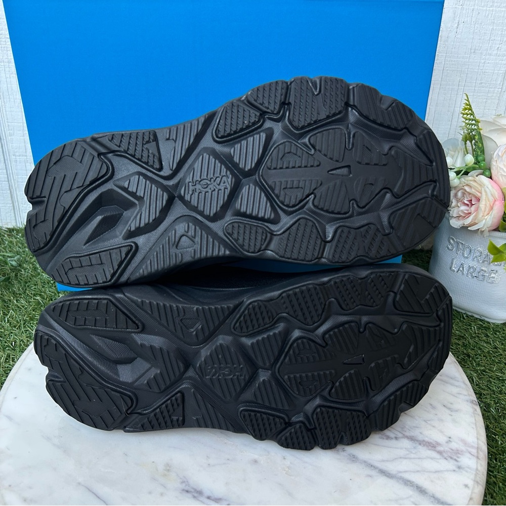 HOKA Arahi 8 women 
Best seller NEW Sz 8.5 D
COLOR: Black / Black - Picture 14 of 16